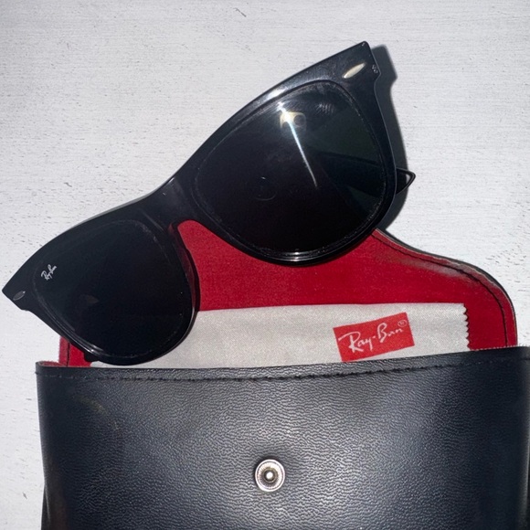 Ray-Ban Wayfarer Sunglasses - Picture 10 of 12